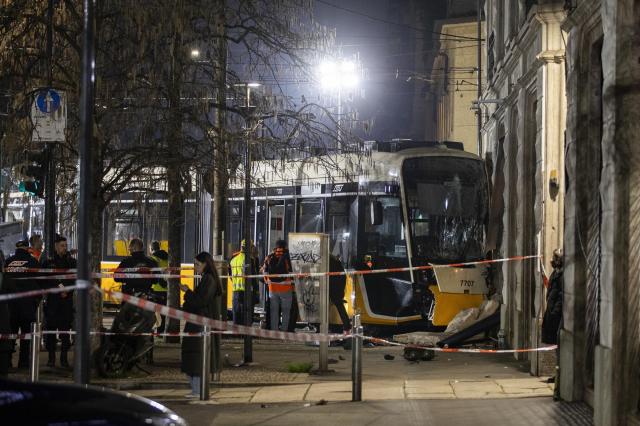 Tram deragliato a Milano, indagato l&rsquo;autista per disastro ferroviario, omicidio colposo e lesioni, sequestri in sede Atm