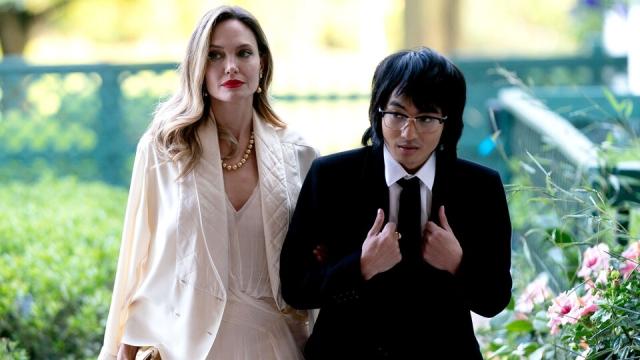 Angelina Jolie e Brad Pitt, anche il figlio maggiore Maddox rinuncia al cognome del padre