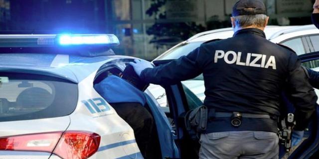 Genova, aumentano i controlli per timore di un attacco terroristico, in una scuola gli studenti lanciano falso allarme bomba