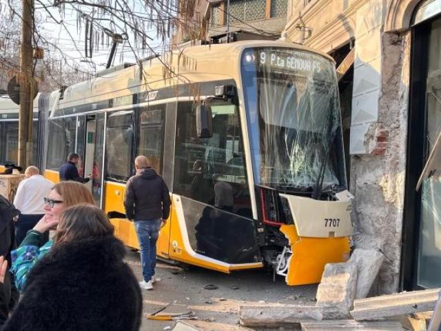 Tram 9 ATM deragliato a Milano, conducente avvalso della facolt&agrave; di non rispondere, difesa: &ldquo;Non era al telefono nell&rsquo;impatto&rdquo;