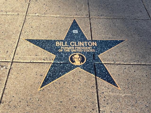 Usa, spunta &ldquo;Epstein Walk of Shame&rdquo; vicino Casa Bianca, stelle con nomi vip in rapporti con Jeffrey: da Clinton a Gates a Musk