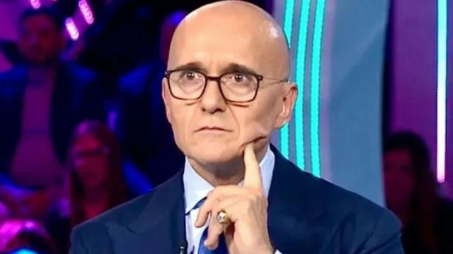 Io sto con Alfonso Signorini, senza se e senza ma; meglio succhiare vibratori che fare come Corona 