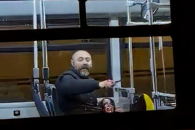 Terrore a Napoli, su bus uomo di 39 anni accoltella pi&ugrave; volte una 32enne al volto e alle braccia, fermato dai passeggeri rischia linciaggio