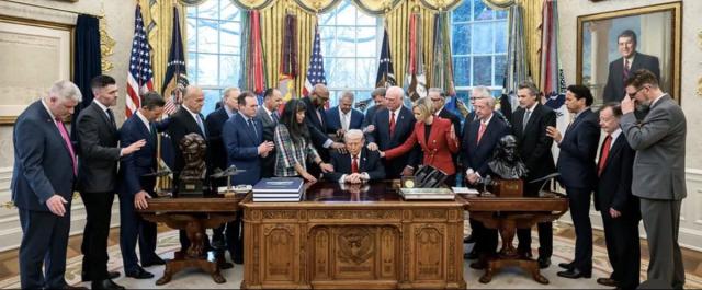 Trump presidente messianico, guerra contro l&rsquo;Iran parte di un &ldquo;piano divino&rdquo;, invocato aiuto di Dio per raggiungere la pace