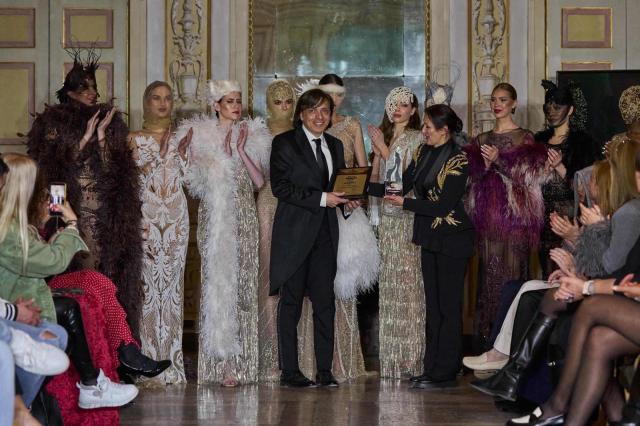Anton Giulio Grande stilista e Presidente della Calabria Film Commission riceve il Premio Best Womenswear Designer nella suggestiva Villa Borromeo a Milano