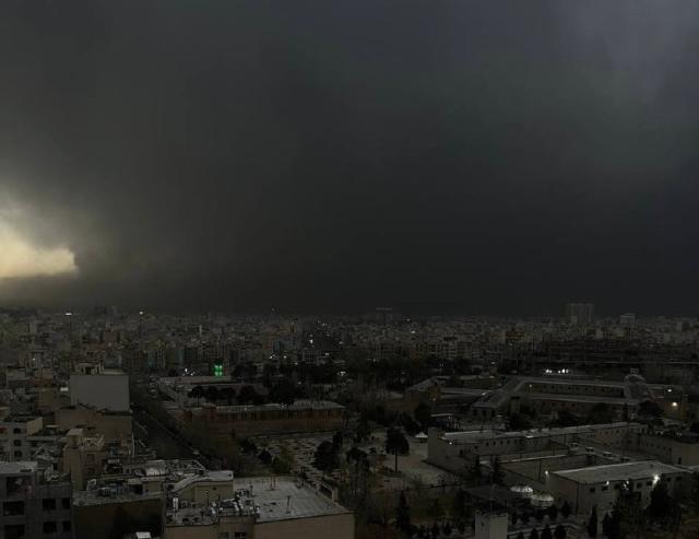 Iran, allarme pioggia acida a Teheran dopo raid Usa-Israele su siti petroliferi, protezione civile: "Dannosa per pelle e polmoni"