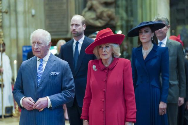 Uk, manifestanti repubblicani protestano contro Re Carlo III dopo arresto ex principe Andrea per caso Epstein: &ldquo;Non mio Re&rdquo;