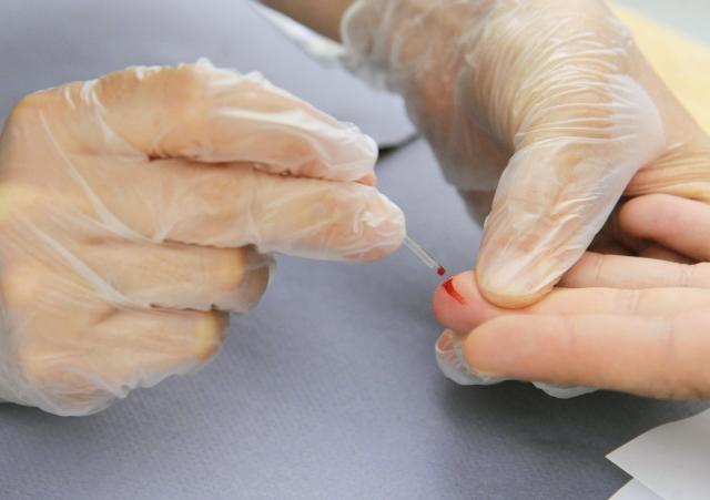 Bologna, hiv trasmesso alla figlia durante il parto e non curato, genitori a processo: "Madre sapeva di essere sieropositiva"