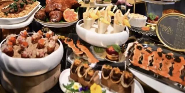 Oscar 2026, il menu per la cena post cerimonia dello chef Wolfgang Puck: dal caviale al sushi, dalla pizza ai dolci con oro liquido a 24 carati