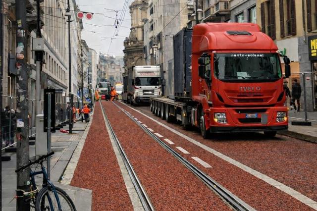 Milano, asfalto rosso invece del pav&egrave; in via Torino con rifacimento binari, lavori da &euro;16mln promossi da sind Sala affidati ad Atm e MM 