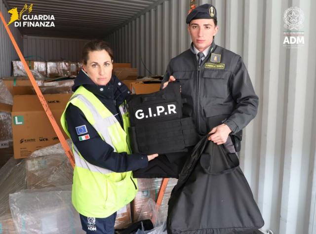 Genova, sequestrate in porto 50 tonnellate di giubbotti antiproiettile ed elmetti, destinate agli Emirati Arabi e al Nord Africa
