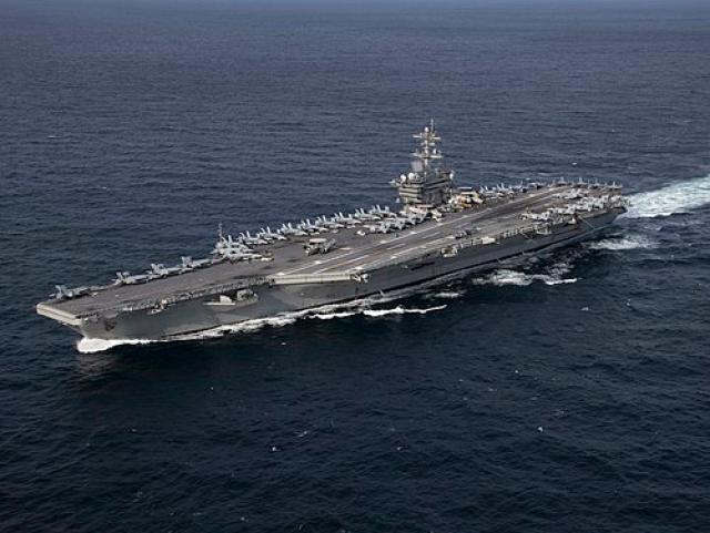 USS Abraham Lincoln, le caratteristiche della portaerei: lunghezza di 332 metri e dislocamento di circa 100mila tonnellate