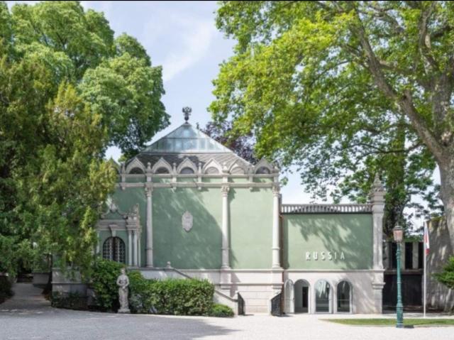 Russia alla Biennale di Venezia 2026, Ue minaccia taglio fondi da 2 mln &euro; alla fondazione, ma silenzio su partecipazione di Israele e Usa