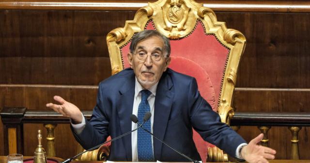 La Russa, il Senato e la Repubblica delle pernacchie: cronaca tragicomica di un&rsquo;istituzione ridotta a bar sport, quando il problema non &egrave; &ldquo;il coglione&rdquo;, ma i coglionazzi della maggioranza