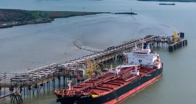 "Italia e Francia dialogano con Iran su Hormuz" ma Roma smentisce, Trump la spara: "Navi tirino fuori le pa*le e attraversino lo Stretto"