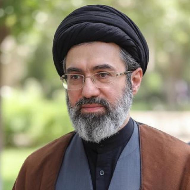 Iran, Teheran apre profilo X di Mojtaba Khamenei usando foto manipolata con IA per "coprire" dubbi su salute dell'ayatollah - RUMORS