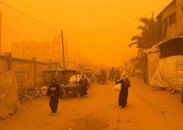 Gaza, tempesta di sabbia aggrava le difficolt&agrave; delle famiglie sfollate nelle tende, lamentati molti problemi respiratori