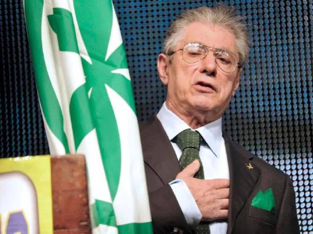 Addio a Umberto Bossi, morto ad 84 anni il fondatore della Lega Nord, nel 2004 l&rsquo;ictus, ieri il ricovero in terapia intensiva