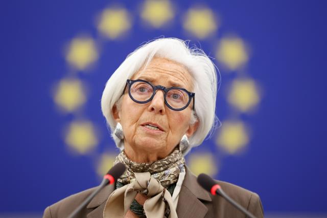 La Bce ha lasciato invariati i tassi di interesse, depositi al 2%, rifinanziamenti principali al 2,15%, marginali al 2,40%