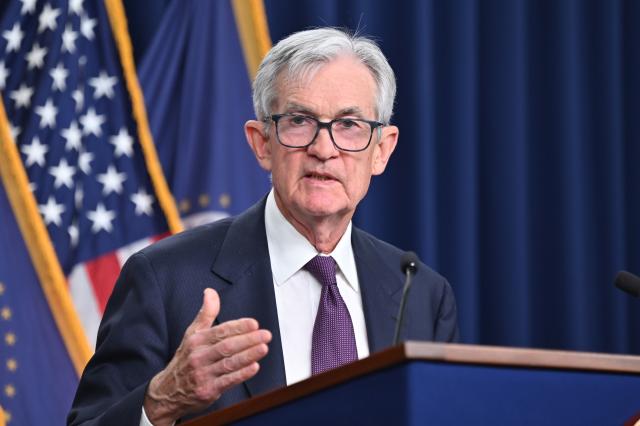 La Federal Reserve ha mantenuto fermi i tassi di interesse al 3,5%, preoccupazione per il Medio Oriente, ma previsti tagli nel 2026