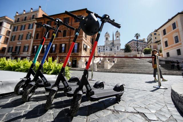 Monopattini, scatta l'obbligo di targa e assicurazione per regolamentare la mobilit&agrave; leggera