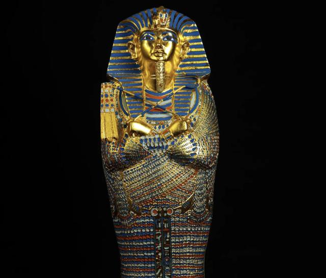 Il faraone Tutankhamon imbalsamato con pene eretto su propria disposizione: ecco il motivo simbolico in contrasto con il padre