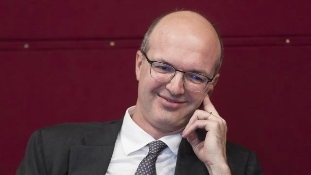 Mediobanca, potenziale remunerazione di &euro;5,4 milioni annui per Melzi d'Eril; nel 2025 il Ceo ha percepito &euro;643.000