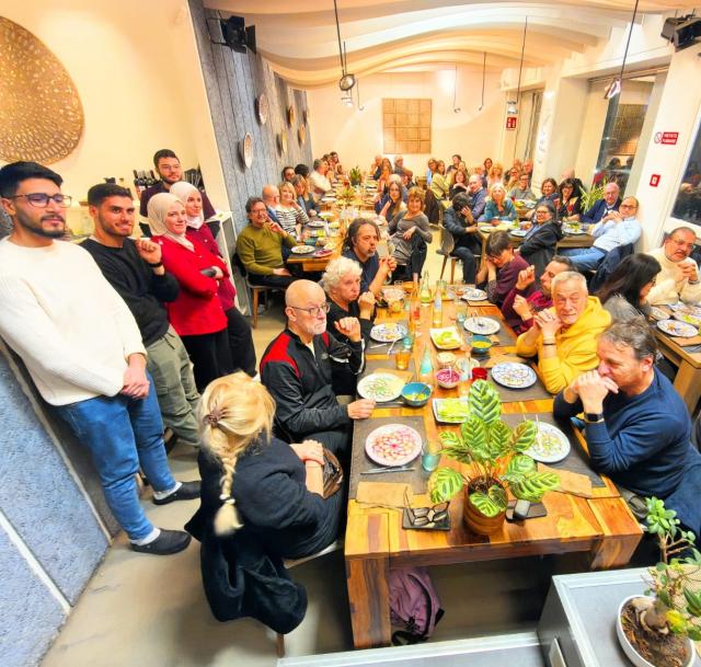 Milano, dal Libano del 1982 a oggi: una cena di solidariet&agrave; nel ristorante "La Meza", raccolti &euro;2610 per la Croce Rossa libanese