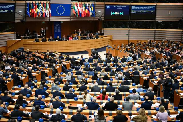 Migranti, ok del Parlamento Ue ai centri per rimpatri nei Paesi terzi con 389 s&igrave;, 206 no e 32 astenuti, Meloni: "Ecco la direzione giusta"