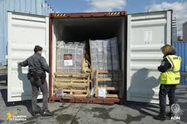 Genova, trecentomila pacchetti di sigarette dal Medio Oriente nascosti nel carbone per barbecue, maxi sequestro della finanza