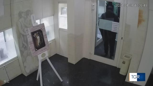 Grinzane Cavour, gioielliere Mario Roggero spara a tre ladri in fuga che tentano di derubarlo nel suo negozio - VIDEO 