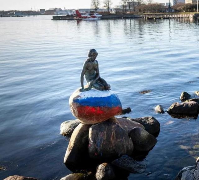 Sirenetta di Copenaghen vandalizzata con bandiera della Russia: la guerra non risparmia nemmeno le statue