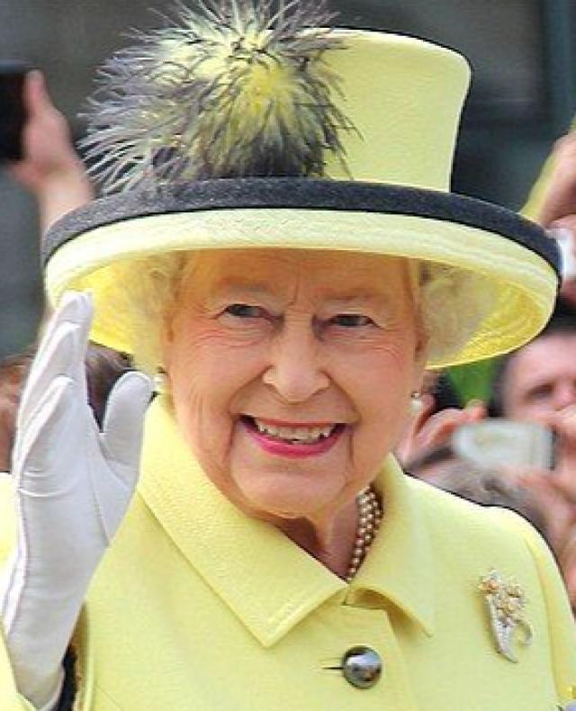 Regina Elisabetta senza mascherina: prima uscita dopo la seconda dose di vaccino