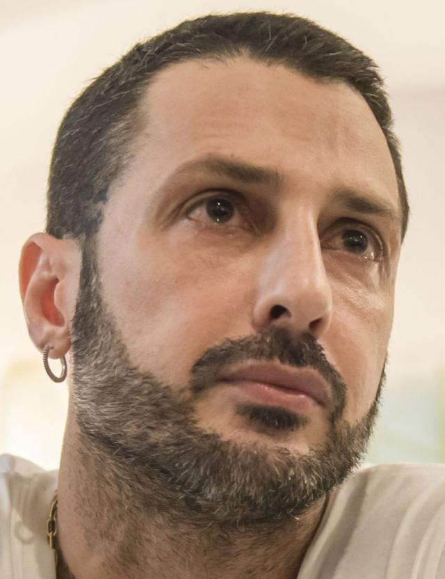 Fabrizio Corona viola tutti i divieti: senza mascherina, abbraccia i fans e parcheggia in sosta vietata