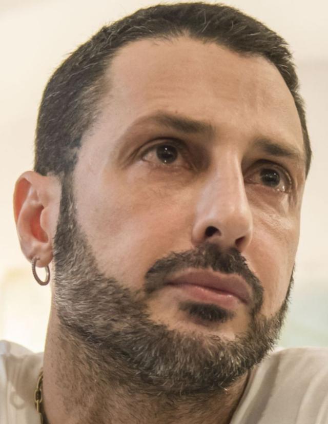 Fabrizio Corona viola tutti i divieti: senza mascherina, abbraccia i fans e parcheggia in sosta vietata
