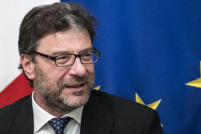 Riaperture Covid, Giorgetti: "Se i dati sono questi si apre"