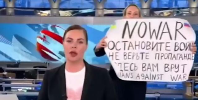 Chi &egrave; Marina Ovsyannikova, giornalista che ha fatto irruzione nel tg russo