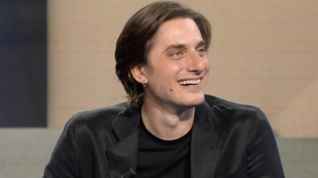 Chi &egrave; Luca Marinelli, protagonista di Diabolik: film, fidanzata, figli, altezza e Instagram 