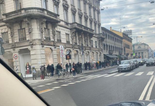 Milano, code infinite per i tamponi. Zangrillo contro il "terrorismo giornalistico":  "Avete ucciso questo Paese"