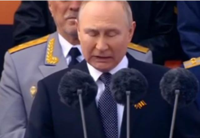 Putin con la cravatta italiana alla parata: "Regalo di Berlusconi"