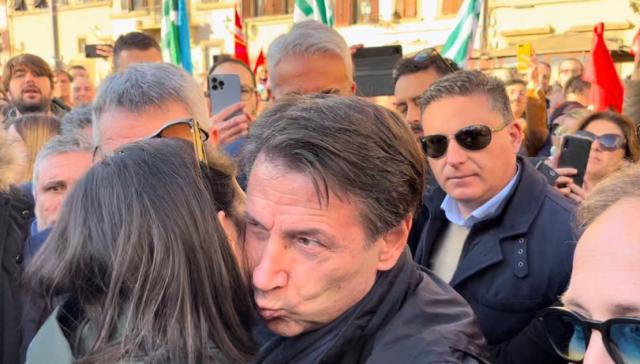 Corteo "antifascista" a Firenze al coro di "uccidere un fascista non &egrave; reato". Baci e abbracci tra Schlein e Conte
