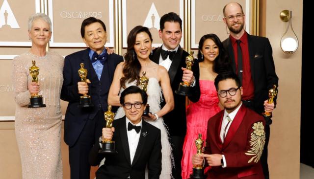 Everything Everywhere All at Once vince 7 statuette