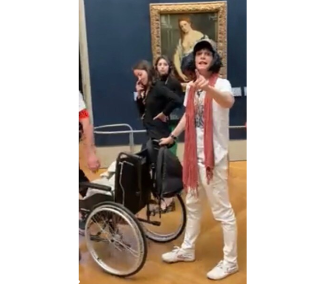 Chi ha lanciato la torta alla Gioconda e perch&egrave; l'ha fatto