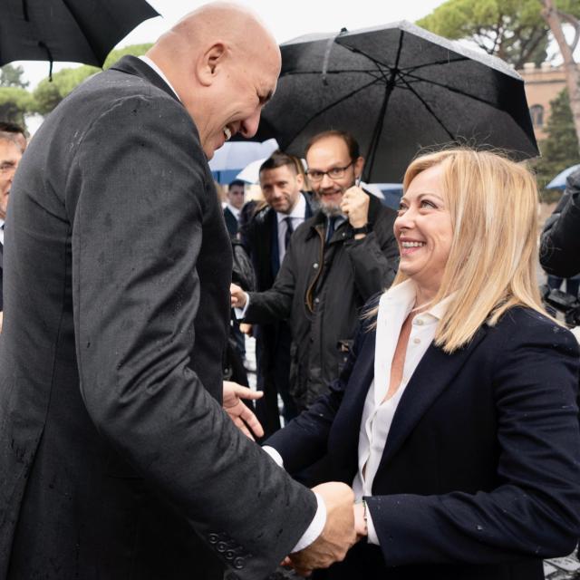 Ucraina, Meloni e Crosetto portano l'Italia nella terza guerra mondiale: nuova "triplice alleanza" con Usa e Germania