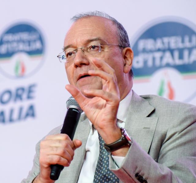 Valditara, stipendi prof differenziati fra nord e sud grazie a sponsor privati alle scuole pubbliche. Cgil: "Follia"