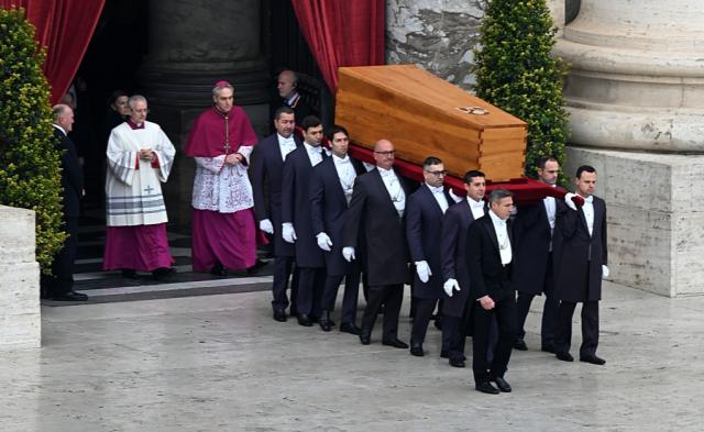 Biden assente ai funerali di Ratzinger, manda l'ambasciatore. Jean-Pierre: "In linea con i desideri del defunto Papa e del Vaticano"