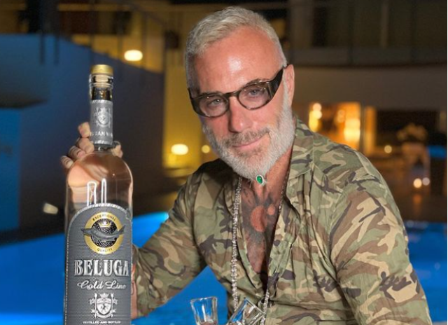Gianluca Vacchi accusato dalla colf: "Costretta a ballare a tempo per i suoi TikTok"
