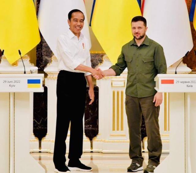 G20, Indonesiano invita sia Putin che Zelensky. Altro che Nato: il primo passo per la pace arriva da Widodo