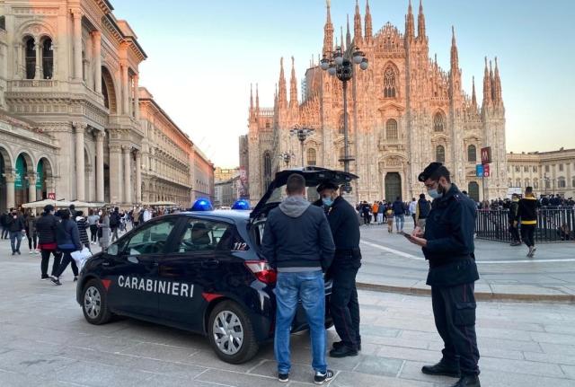 Controlli anti-Covid, a Milano feste in casa e assembramenti in strada