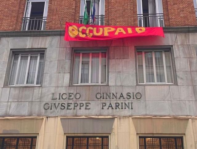 Milano, i licei Parini e Bottoni occupati. Gli studenti: "Modello scolastico non pi&ugrave; sostenibile"